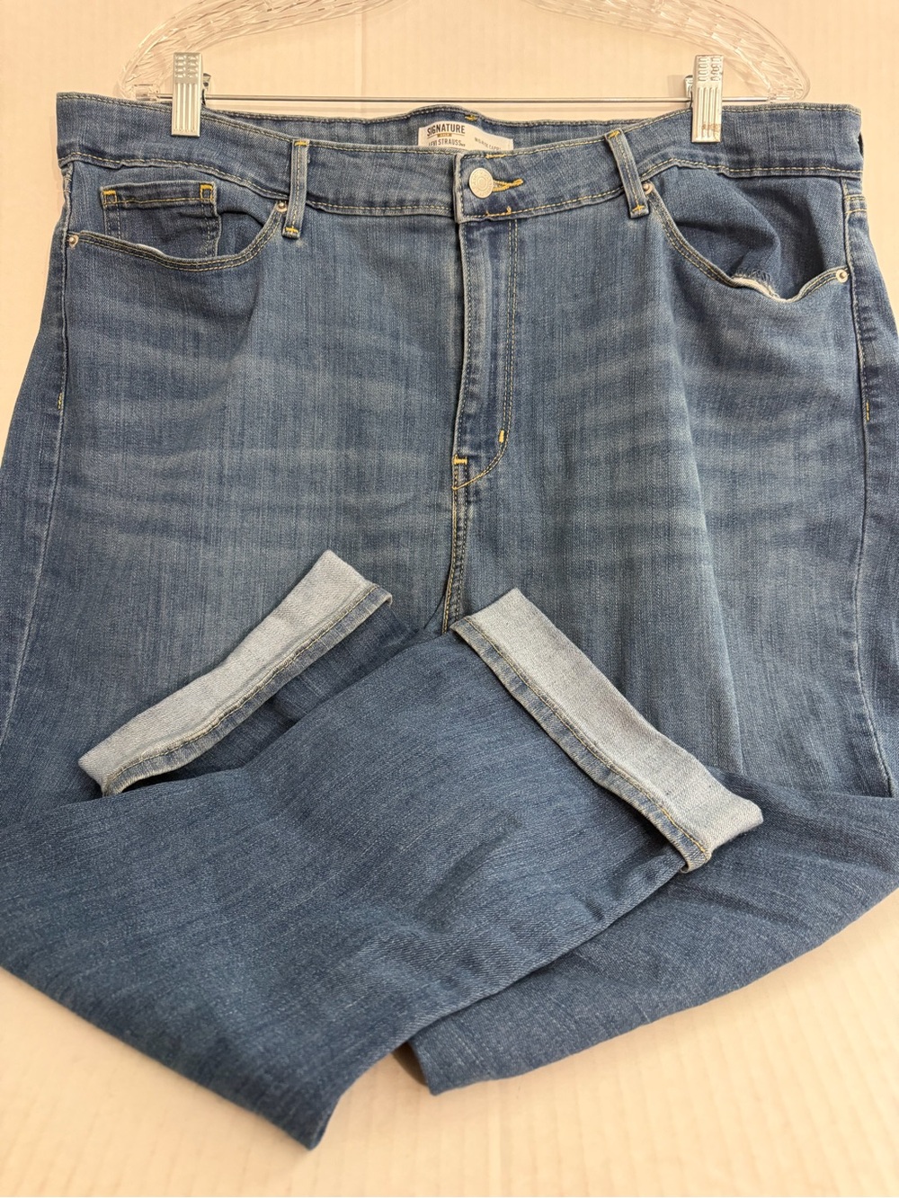 Signature by Levi Strauss Mid Rise Medium Blue Capri Jeans